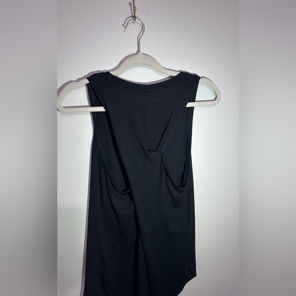 Sleeveless shirt with racerback